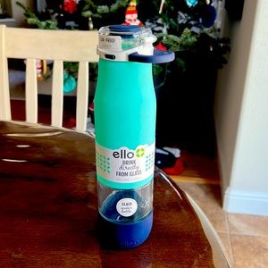 Ello drink directly from glass water bottle.
